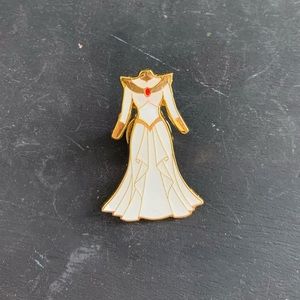 Jasmine’s wedding dress pin